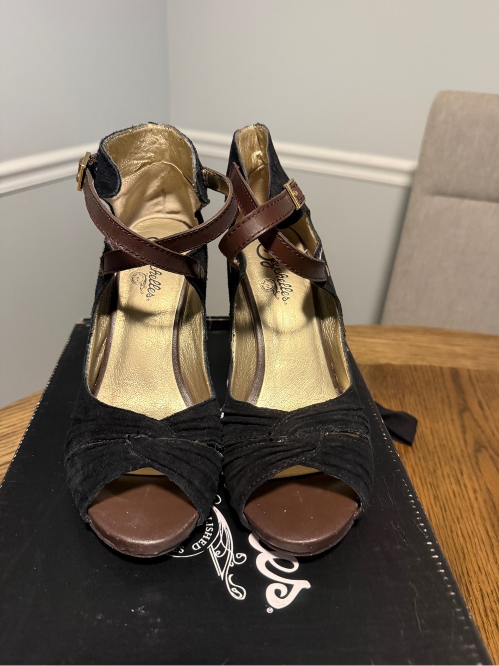 Women’s size 8 black suede Seychelles heel